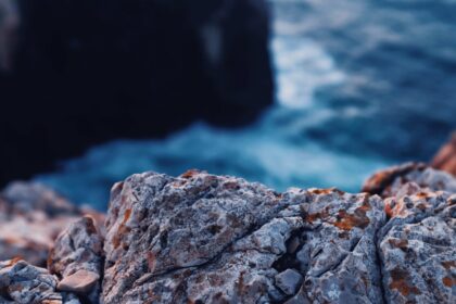 closeup photo of rock