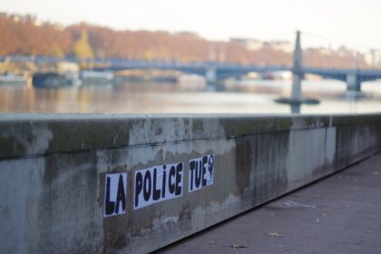 a sign that is on the side of a wall