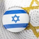 a button with the flag of israel on it
