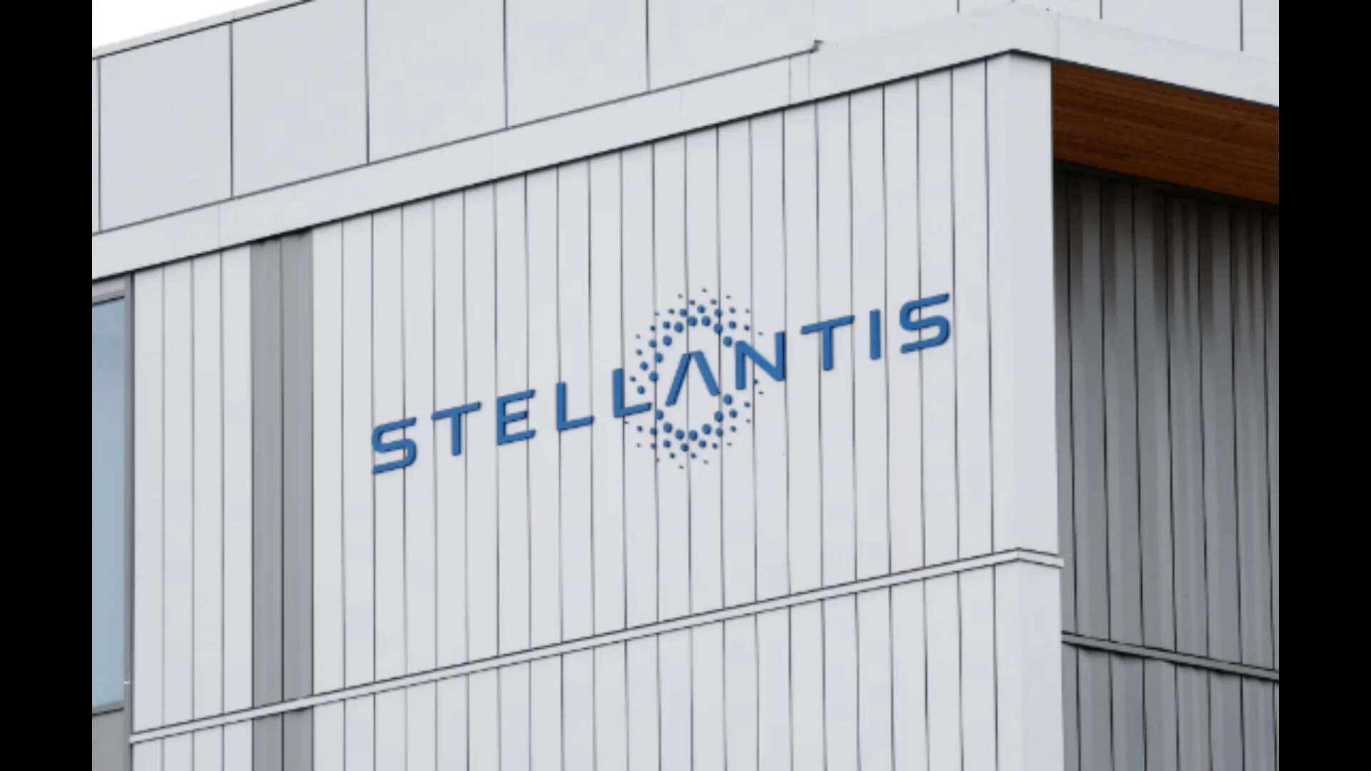 Stellantis, electric vehicles, France, automotive industry, investment