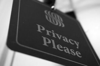 a black and white photo of a sign that says privacy please