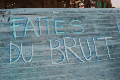 a sign that says fattes du bruit on it