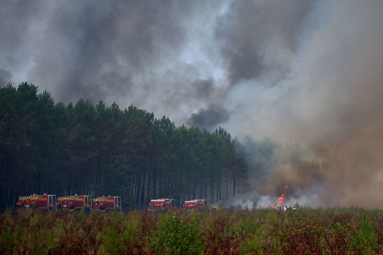 firefighter, wildfire, climate change, Gironde