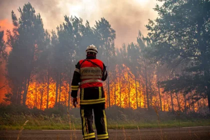 forest fires, firefighters, climate change, Gironde, France