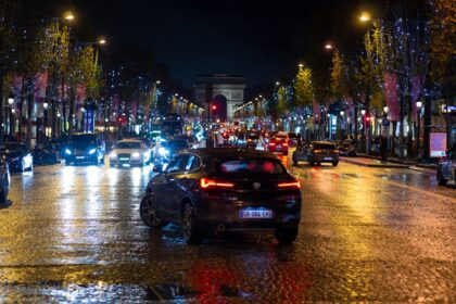 a city street filled with lots of traffic at night